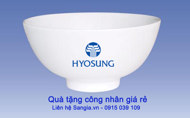 Tặng quà chén cơm cho công nhân