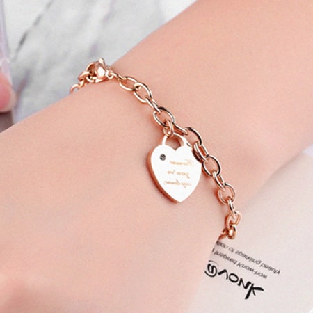 Tặng lắc tay cho bạn gái