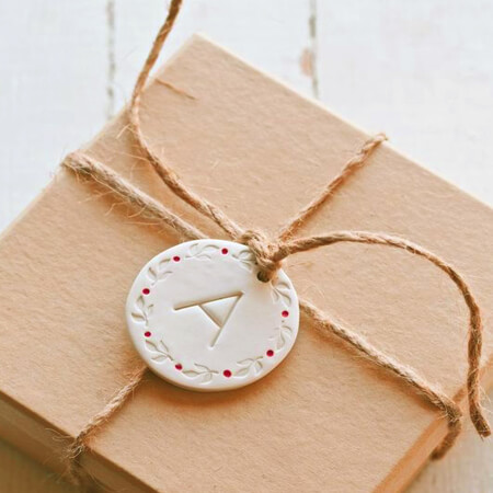 Hộp quà gắn tag chữ cái đầu của tên người nhận