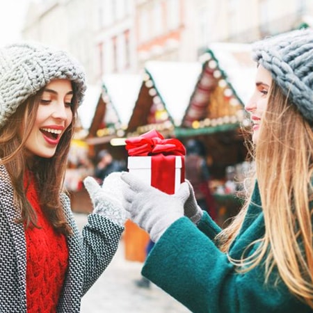 Tặng quà tận tay thể hiện tấm lòng thành