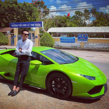 Thả thính bên siêu xe