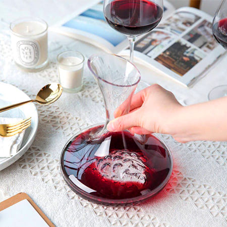 Decanter rượu vang giúp loại bỏ cặn